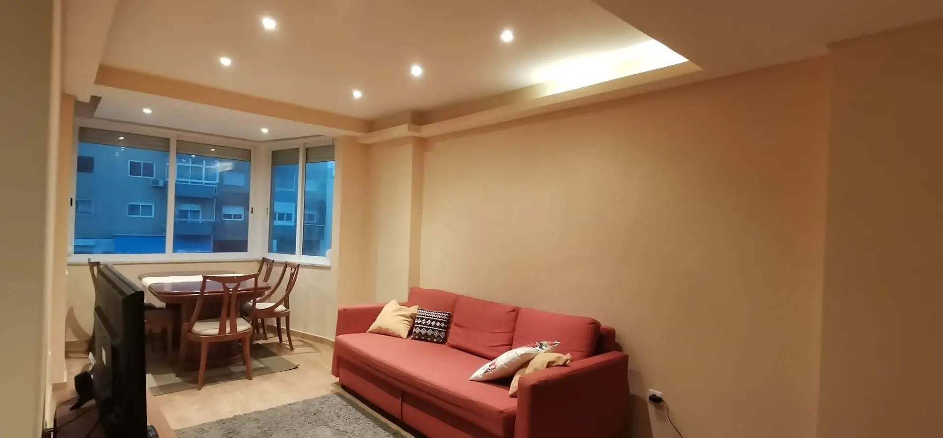 Remodelação de Espaço Interior com Teto Falso e Design de Iluminação Integrado